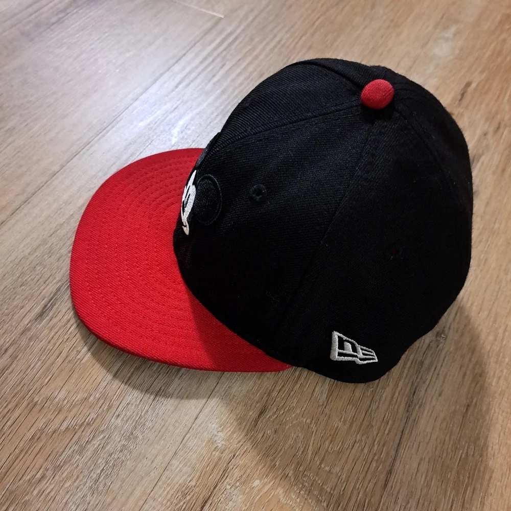 Disney Mickey Mouse Snapback Cap New Era 9FIFTY Black White Red Hat Size Youth
